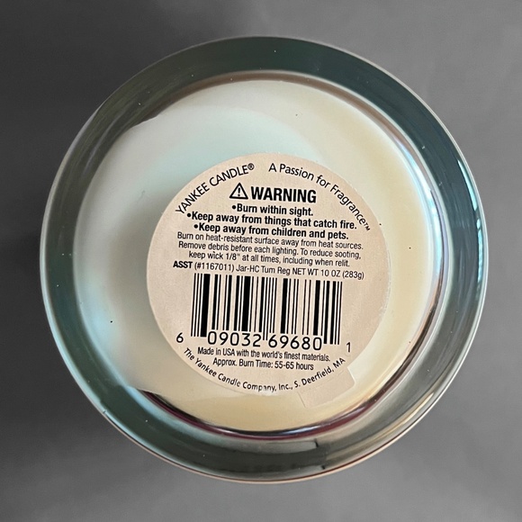 Yankee Candle "Let It Snow" Candle - Picture 3 of 4